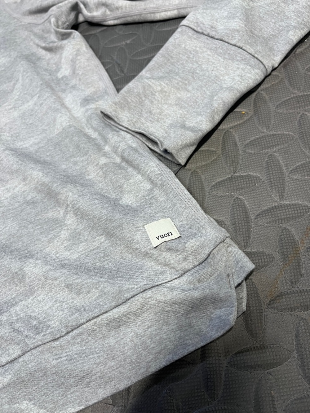 Vuori Halo Women’s S Light Gray Hooded Pullover camo - Picture 3 of 11